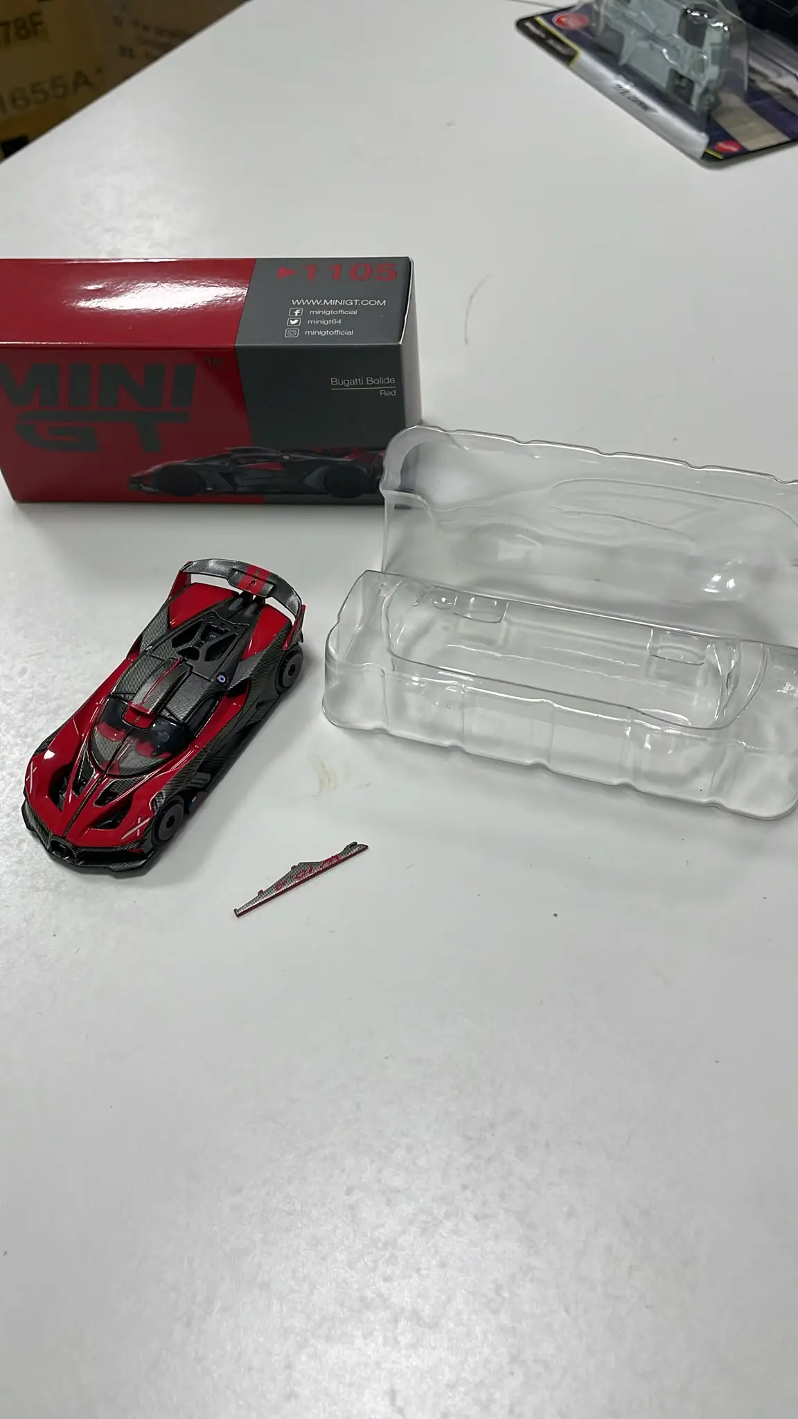 Outlet Mini GT Bugatti Bolide Red 1:64 Model Araba – Yan Parçası Kopuk