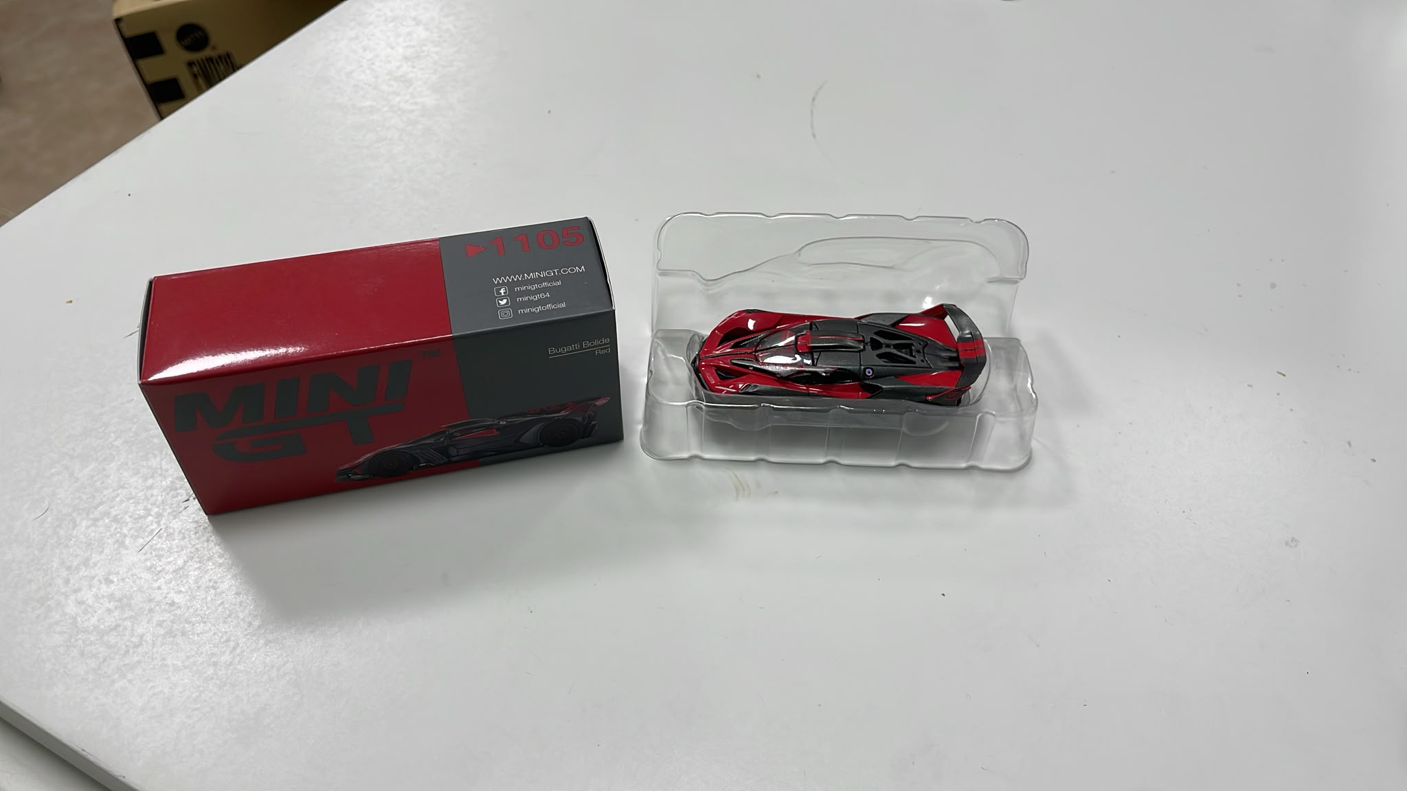 Outlet Mini GT Bugatti Bolide Red 1:64 Model Araba – Yan Parçası Kopuk