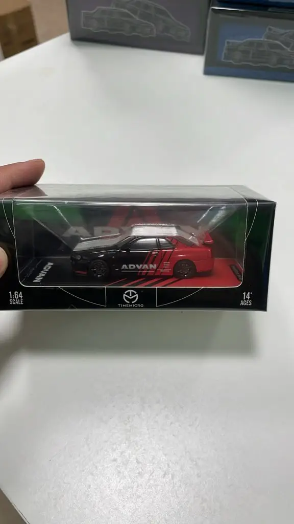 Time Micro Nissan Skyline GT-R R34 ADVAN Siyah Kırmızı 1:64 Metal Model Araba
